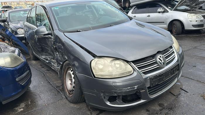 Volkswagen Jetta III 1.6 FSI 16V Skrotfordon (2007, GRIJS)