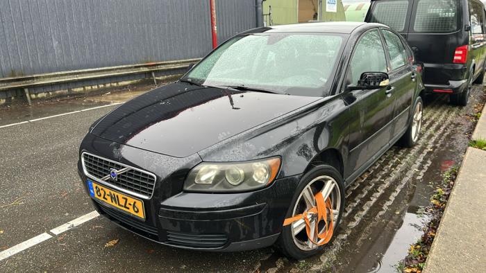 Volvo S40 1.8 16V Samochód złomowany (2005, Czarny)