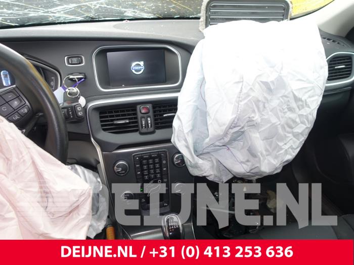 Volvo V40 2.0 T2 16V Samochód złomowany (2016, Szary)