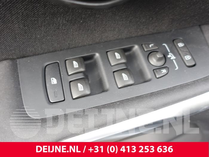 Volvo V40 2.0 T2 16V Samochód złomowany (2016, Szary)