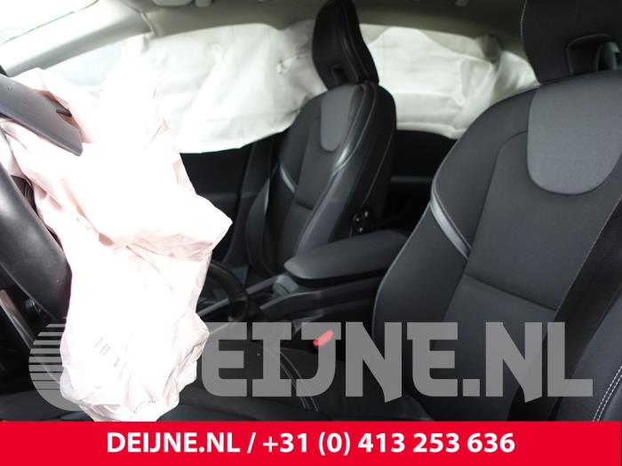 Volvo V40 2.0 T2 16V Samochód złomowany (2016, Szary)