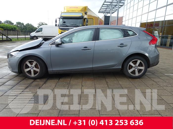 Volvo V40 2.0 T2 16V Samochód złomowany (2016, Szary)