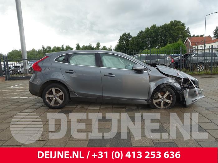 Volvo V40 2.0 T2 16V Samochód złomowany (2016, Szary)