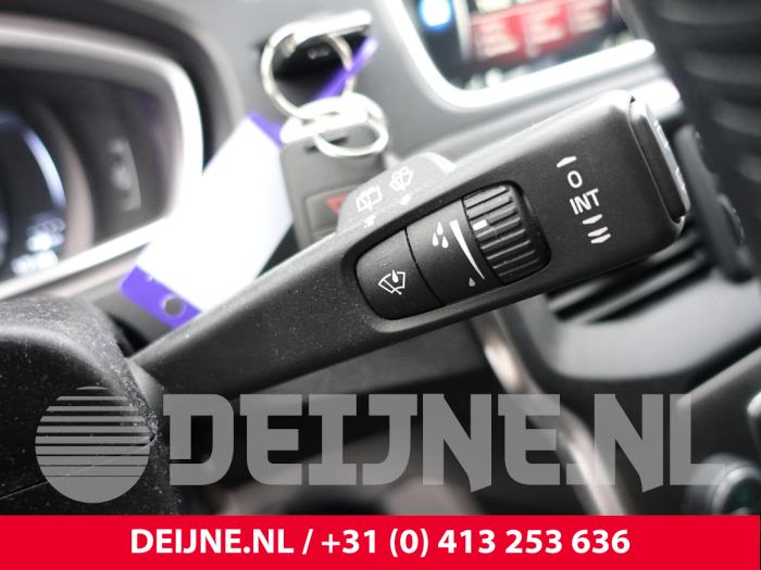 Volvo V40 2.0 T2 16V Samochód złomowany (2016, Szary)