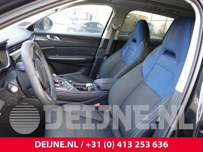 Lynk & Co 01 1.5 PHEV Skrotfordon (2023, ZWART)