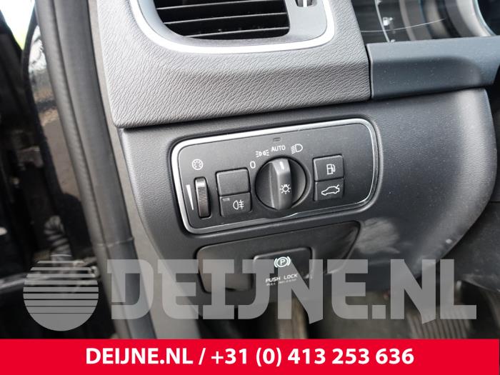 Volvo V60 I 2.4 D6 20V Plug-in Hybrid AWD Skrotfordon (2014, ZWART)