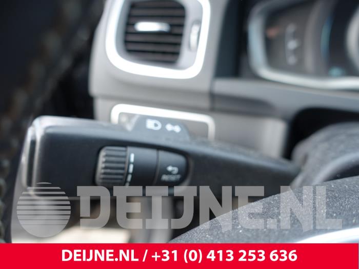 Volvo V60 I 2.4 D6 20V Plug-in Hybrid AWD Skrotfordon (2014, ZWART)