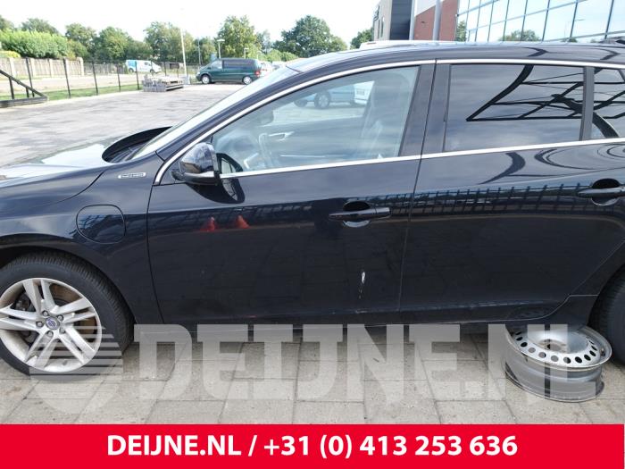 Volvo V60 I 2.4 D6 20V Plug-in Hybrid AWD Skrotfordon (2014, ZWART)