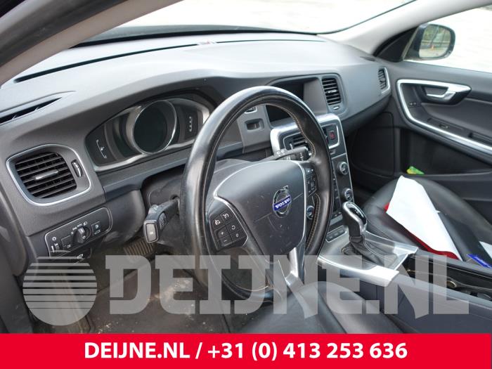 Volvo V60 I 2.4 D6 20V Plug-in Hybrid AWD Skrotfordon (2014, ZWART)