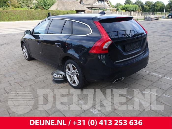 Volvo V60 I 2.4 D6 20V Plug-in Hybrid AWD Skrotfordon (2014, ZWART)