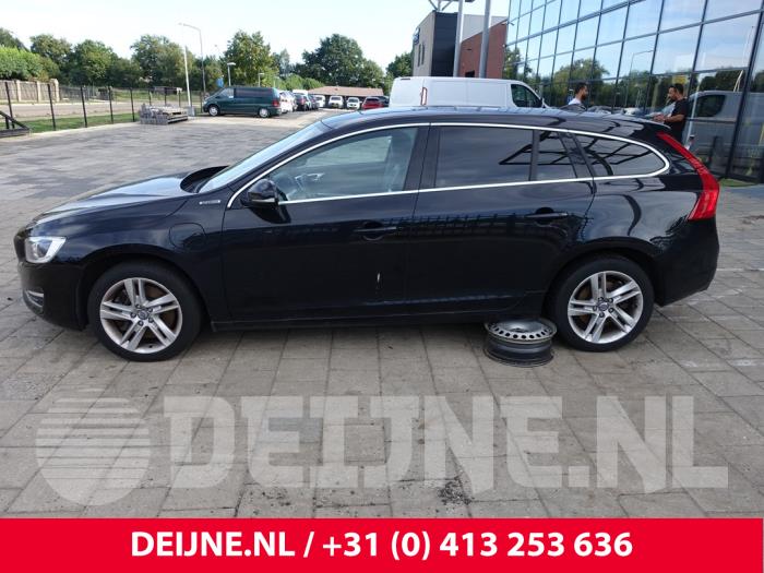 Volvo V60 I 2.4 D6 20V Plug-in Hybrid AWD Skrotfordon (2014, ZWART)