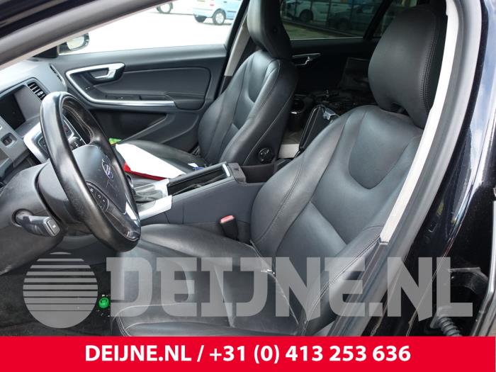 Volvo V60 I 2.4 D6 20V Plug-in Hybrid AWD Skrotfordon (2014, ZWART)