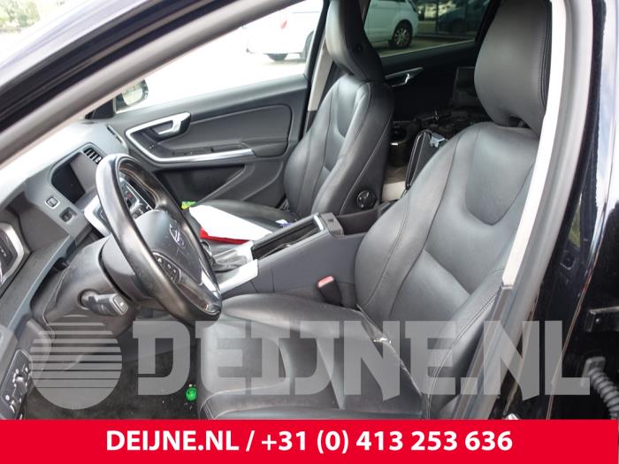 Volvo V60 I 2.4 D6 20V Plug-in Hybrid AWD Skrotfordon (2014, ZWART)