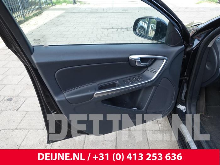 Volvo V60 I 2.4 D6 20V Plug-in Hybrid AWD Skrotfordon (2014, ZWART)