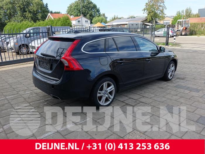 Volvo V60 I 2.4 D6 20V Plug-in Hybrid AWD Skrotfordon (2014, ZWART)
