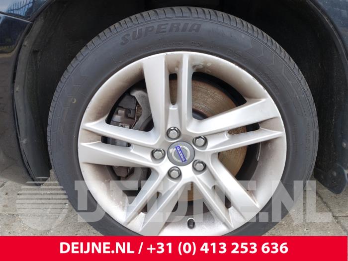 Volvo V60 I 2.4 D6 20V Plug-in Hybrid AWD Skrotfordon (2014, ZWART)