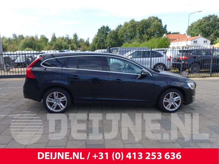 Volvo V60 I 2.4 D6 20V Plug-in Hybrid AWD Skrotfordon (2014, ZWART)