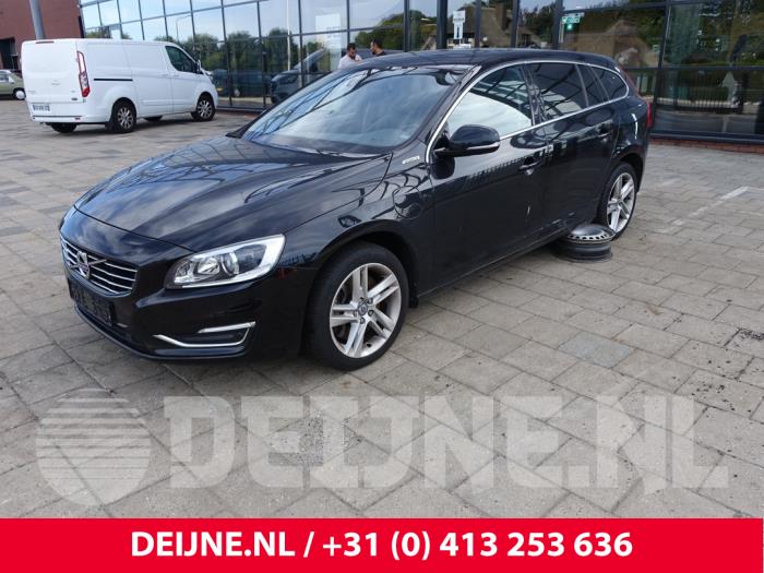 Volvo V60 I 2.4 D6 20V Plug-in Hybrid AWD Skrotfordon (2014, ZWART)