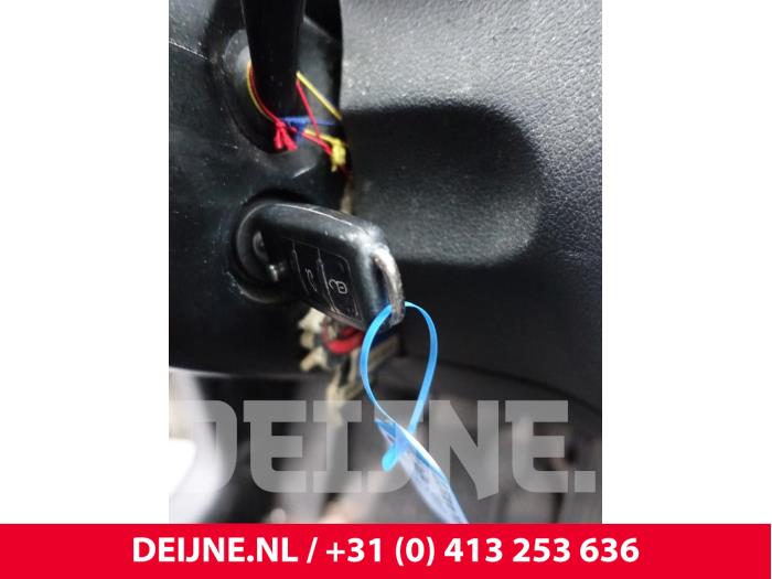 Volkswagen Caddy III 1.6 TDI 16V Samochód złomowany (2013, Bialy)