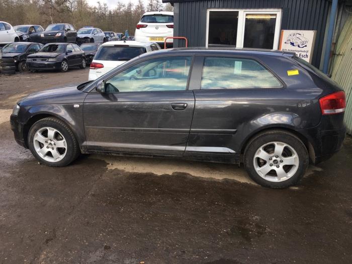 Audi A3 1.6 16V FSI Skrotfordon (2004, GRIJS)