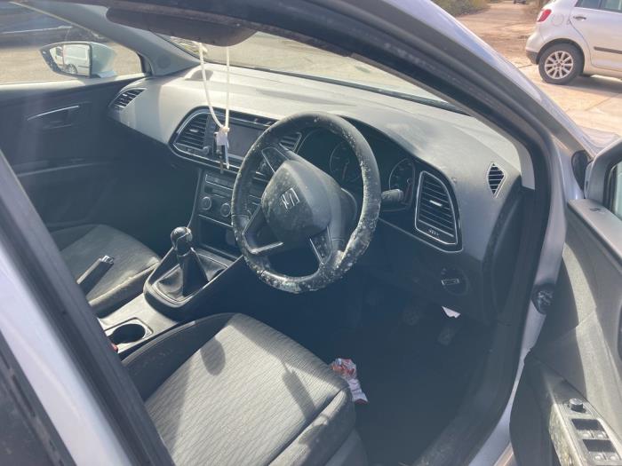 Seat Leon ST 1.6 TDI 16V Skrotfordon (2016, ZILVER GRIJS)