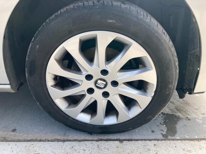 Seat Leon ST 1.6 TDI 16V Skrotfordon (2016, ZILVER GRIJS)