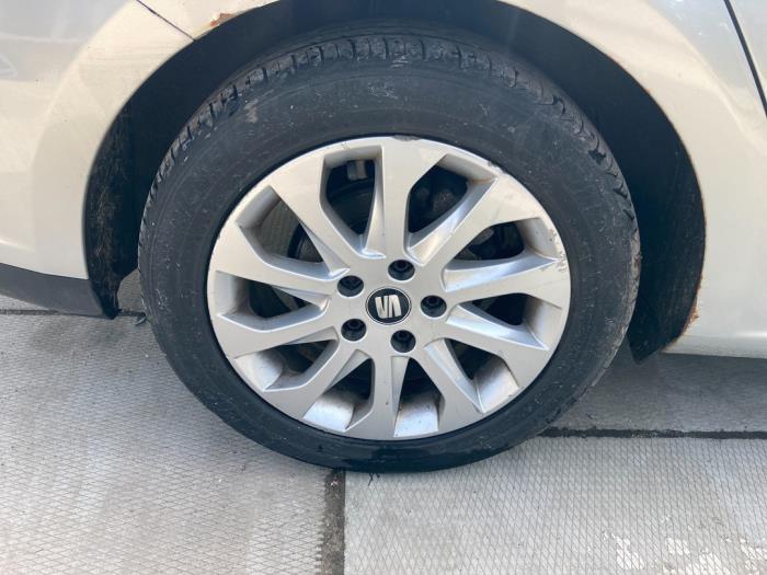 Seat Leon ST 1.6 TDI 16V Skrotfordon (2016, ZILVER GRIJS)