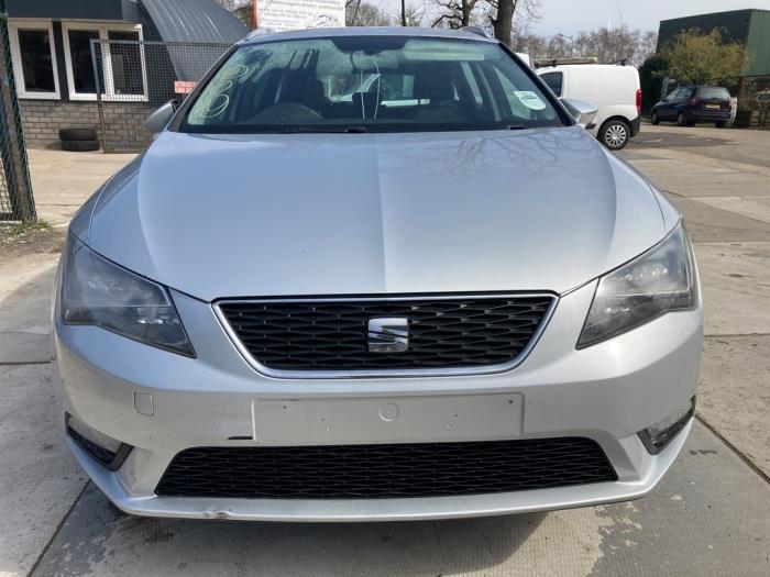Seat Leon ST 1.6 TDI 16V Skrotfordon (2016, ZILVER GRIJS)
