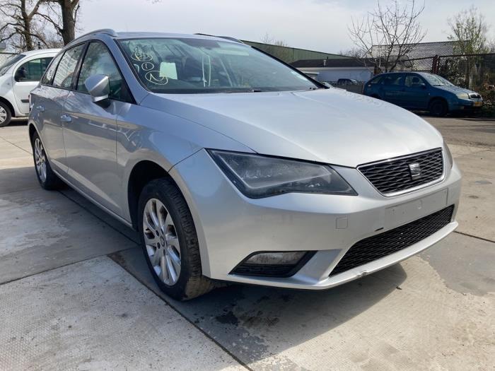 Seat Leon ST 1.6 TDI 16V Skrotfordon (2016, ZILVER GRIJS)