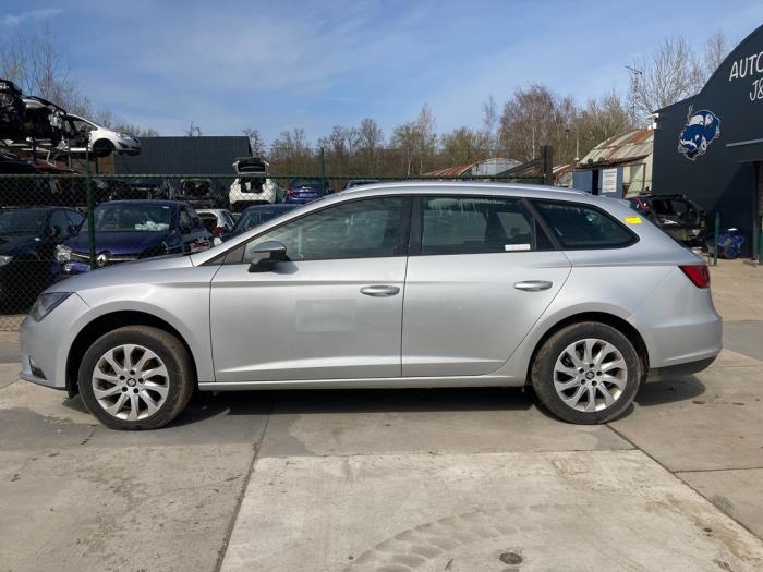 Seat Leon ST 1.6 TDI 16V Skrotfordon (2016, ZILVER GRIJS)