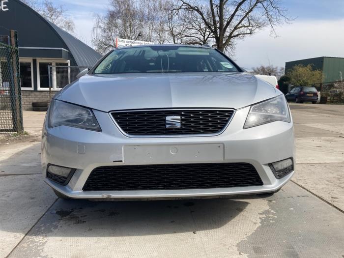 Seat Leon ST 1.6 TDI 16V Skrotfordon (2016, ZILVER GRIJS)