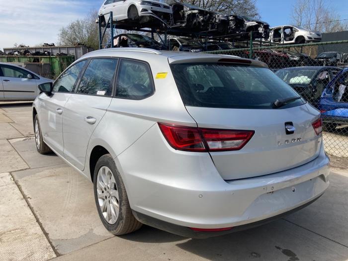 Seat Leon ST 1.6 TDI 16V Skrotfordon (2016, ZILVER GRIJS)