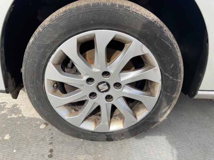 Seat Leon ST 1.6 TDI 16V Skrotfordon (2016, ZILVER GRIJS)