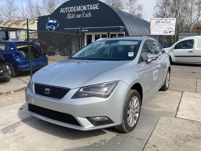 Seat Leon ST 1.6 TDI 16V Skrotfordon (2016, ZILVER GRIJS)