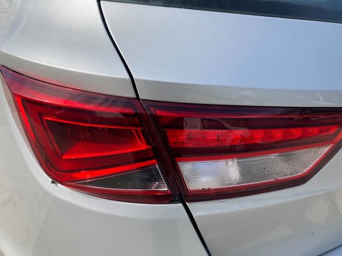 Seat Leon ST 1.6 TDI 16V Skrotfordon (2016, ZILVER GRIJS)