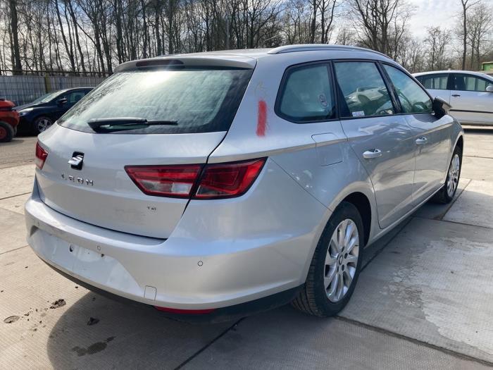 Seat Leon ST 1.6 TDI 16V Skrotfordon (2016, ZILVER GRIJS)