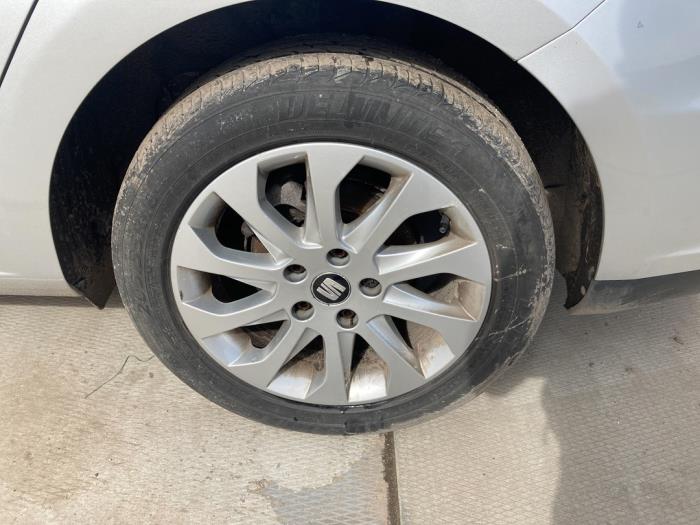 Seat Leon ST 1.6 TDI 16V Skrotfordon (2016, ZILVER GRIJS)