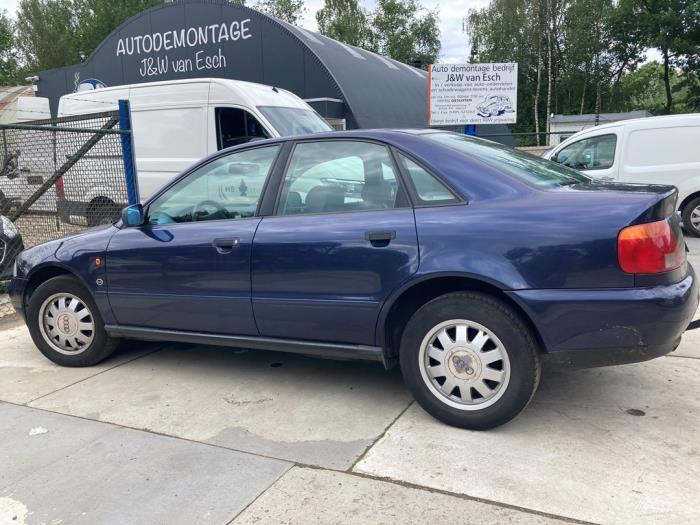 Audi A4 1.8 20V Skrotfordon (1995, BLAUW)
