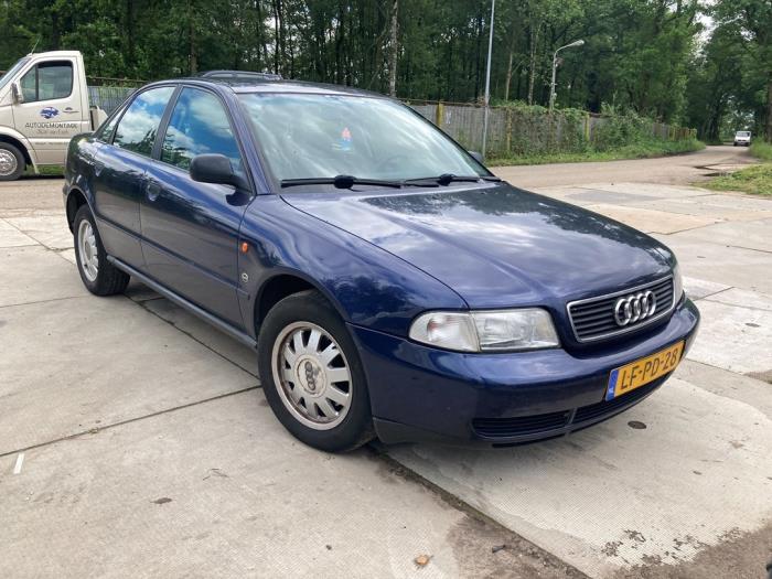 Audi A4 1.8 20V Skrotfordon (1995, BLAUW)