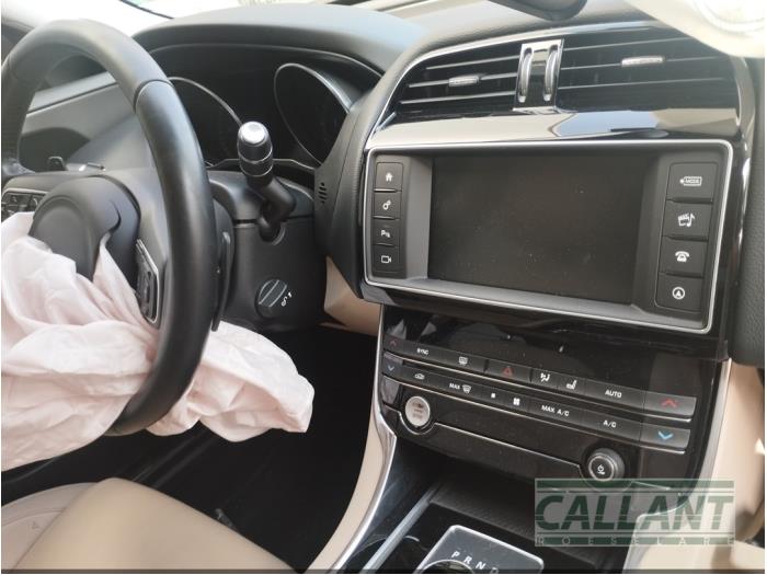 Jaguar XE 2.0d 180 16V Samochód złomowany (2016, Zielony)