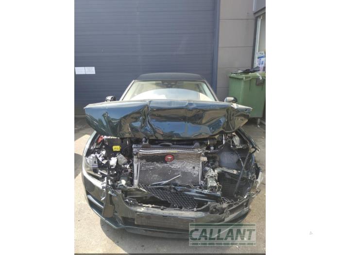 Jaguar XE 2.0d 180 16V Samochód złomowany (2016, Zielony)