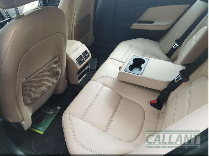 Jaguar XE 2.0d 180 16V Samochód złomowany (2016, Zielony)