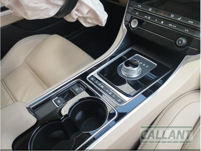 Jaguar XE 2.0d 180 16V Samochód złomowany (2016, Zielony)