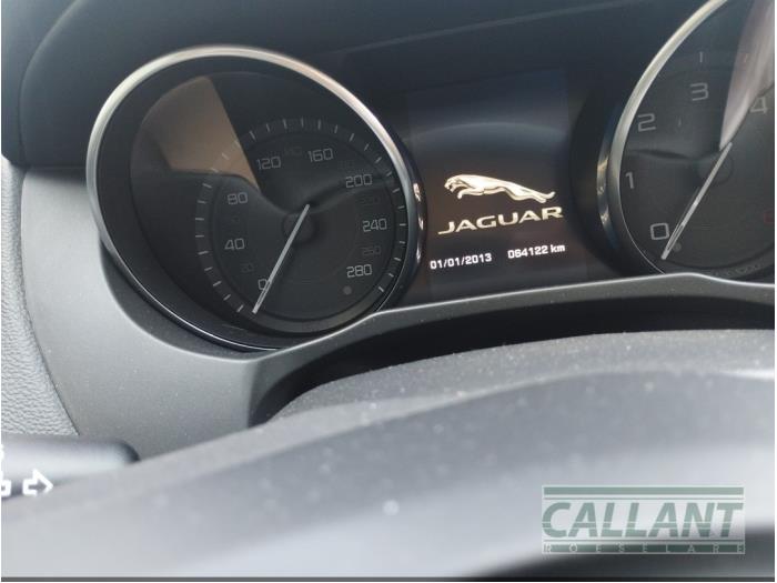 Jaguar XE 2.0d 180 16V Samochód złomowany (2016, Zielony)