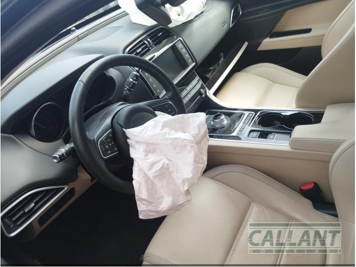 Jaguar XE 2.0d 180 16V Samochód złomowany (2016, Zielony)