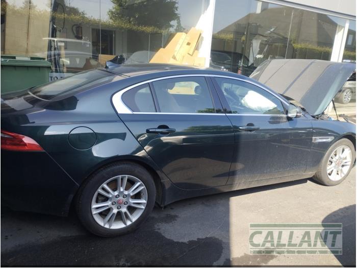 Jaguar XE 2.0d 180 16V Samochód złomowany (2016, Zielony)