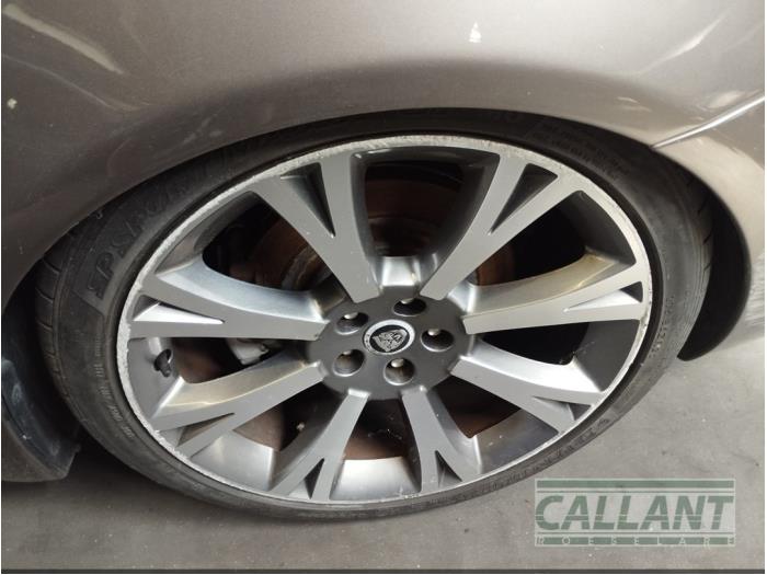 Jaguar XJ 3.0 D V6 24V Skrotfordon (2010, VAPOUR GREY)