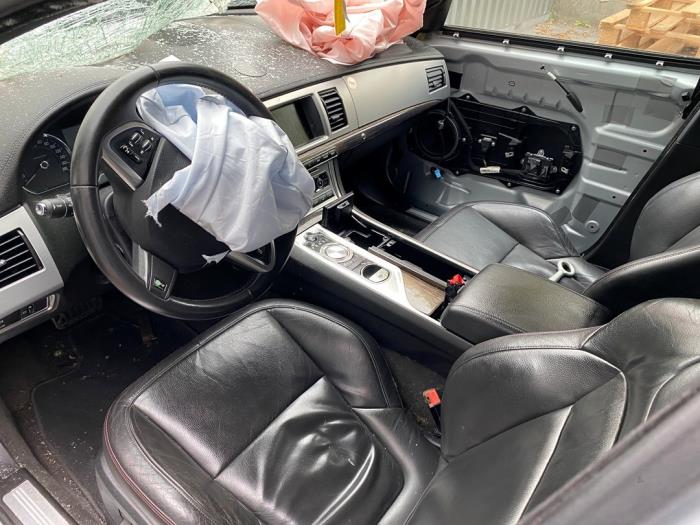 Jaguar XF Sportbrake Skrotfordon (2014, METALLIC ZILVERGRIJS)