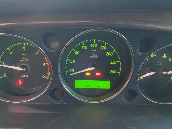 Jaguar XJ 2.7d V6 24V Skrotfordon (2009, METALLIC ZWART)