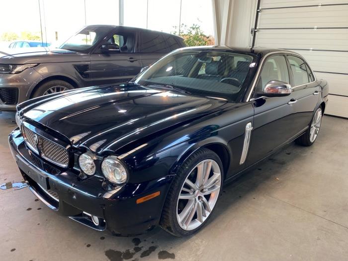 Jaguar XJ 2.7d V6 24V Skrotfordon (2009, METALLIC ZWART)